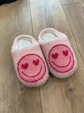 Pink Fuzzy Smile Heart-Eye Slippers